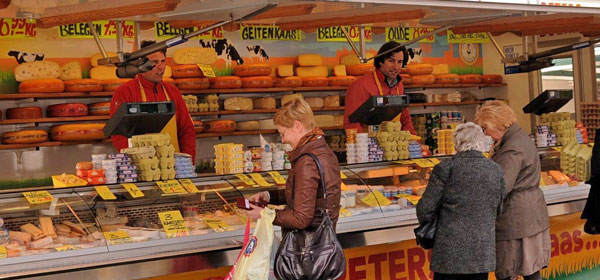 De kraam van Kaashandel Peters op de markt